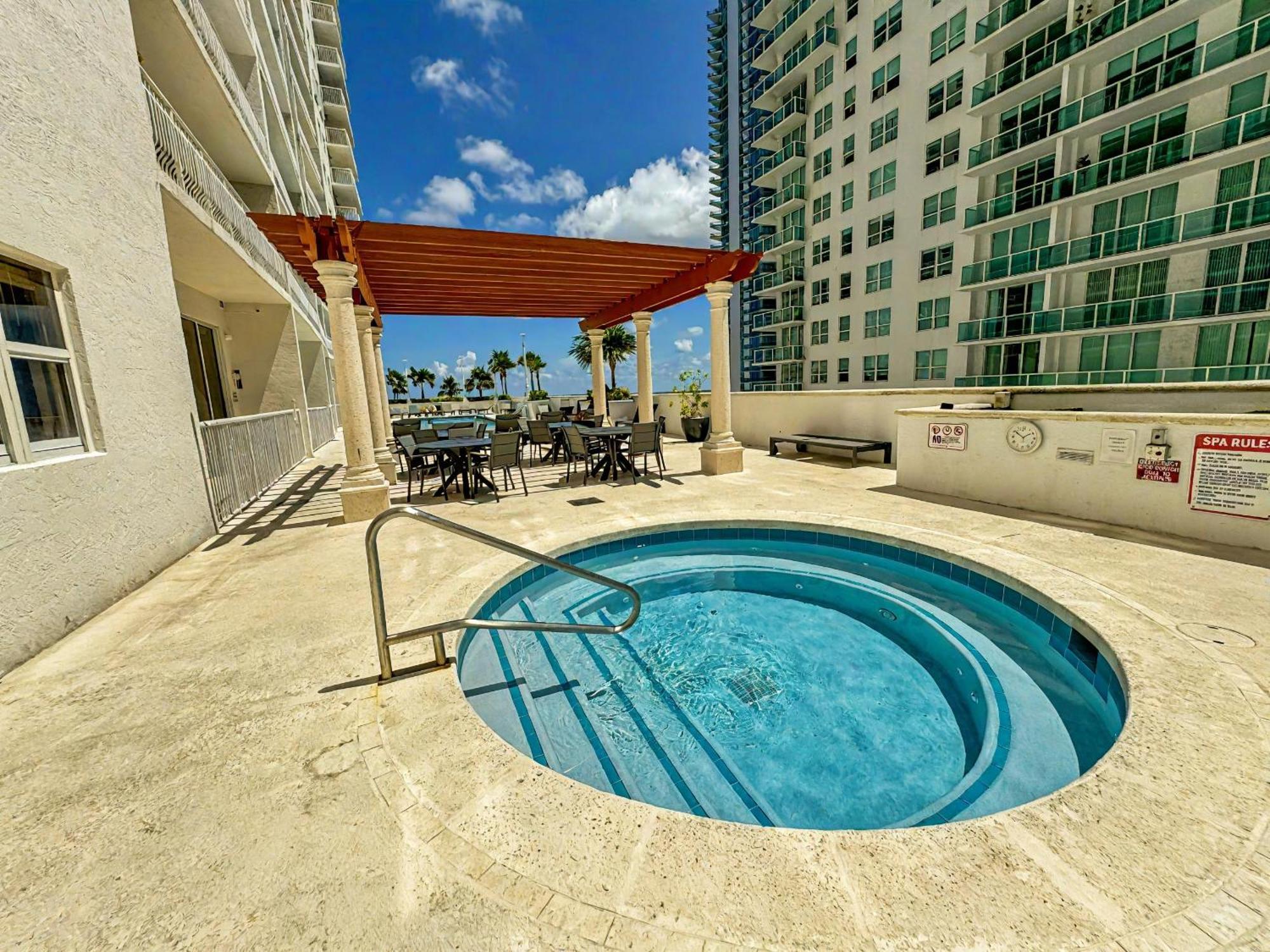 شقة Elegant Centric Vibrant Pool Jacuzzi Free Parking ميامي المظهر الخارجي الصورة